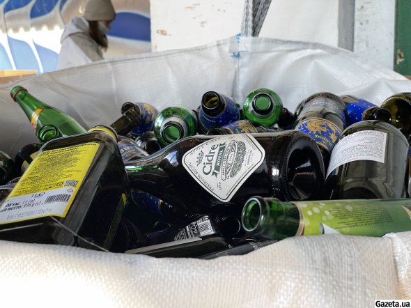 Сортировочная станция принимает сырье на более 45 видов переработки.  Для каждого вида отходов и даже цвета пластика существует своя технология