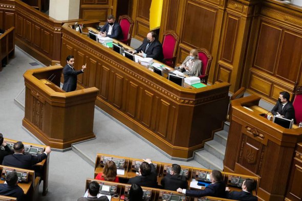 Позафракціний народний депутат Гео Лерос показує середній палець з трибуни