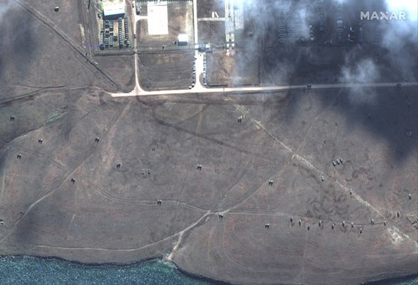 На супутниковому знімку видно навчання реактивних систем залпового вогню та самохідної артилерії у Новоозерному, Крим, 9 лютого