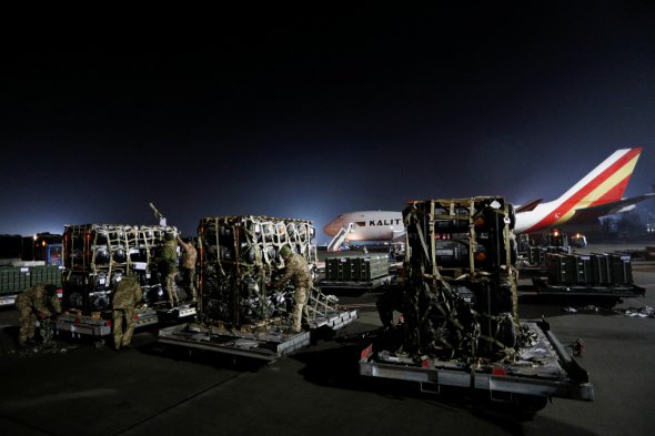 Літак із військовою допомогою від США в аеропорту Бориспіль