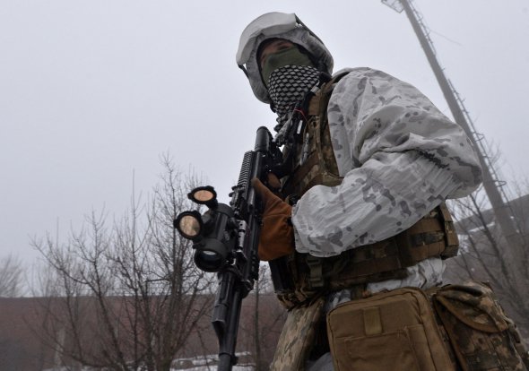 Український солдат в Авдіївці, де Україна вже вісім років воює з 