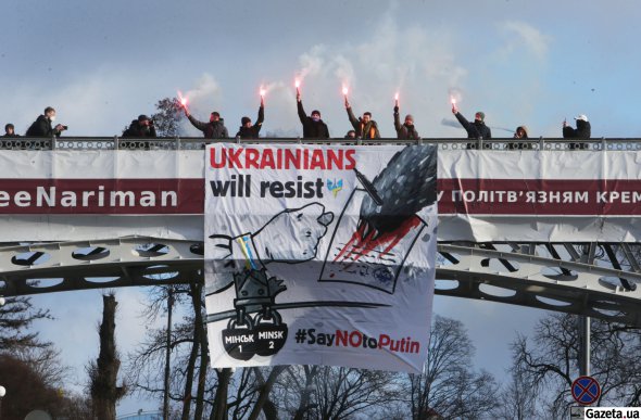 На Майдані з пішохідного мосту спустили великий плакат - як знак протесту проти російської агресії та нескоримості українського народу перед загарбником