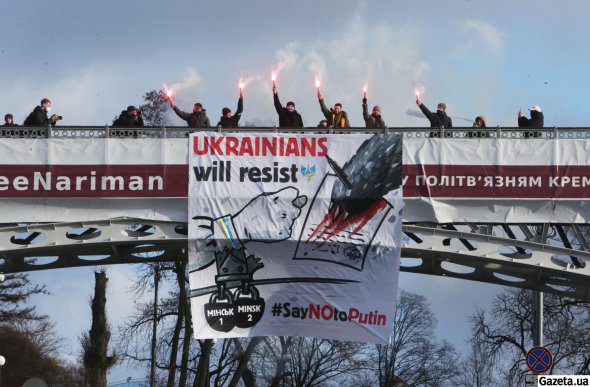 На Майдане с пешеходного моста спустили большой плакат – как знак протеста против российской агрессии и нескоримости украинского народа перед захватчиком