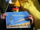 Учасники тримали в руках українські прапори та плакати з написами “Say NO to PUTIN", "UKRAINIANS WILL RESIST"