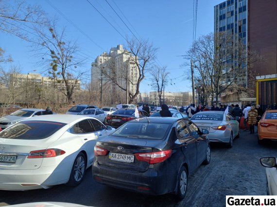 В Киеве таксисты производят автопробег. Требуют, чтобы службы такси подняли тарифы на проезд