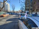 В Киеве таксисты производят автопробег. Требуют, чтобы службы такси подняли тарифы на проезд