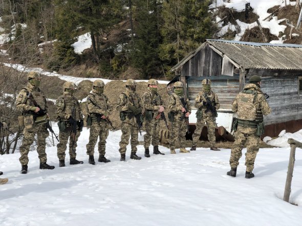 Військові 95-ї окремій десантно-штурмової бригади Збройних сил України випробовують бронежилети на Житомирщині 2019 року. Найкращою визнали модель від компанії Максима Плєхова. Але на озброєння вона не потрапила – Міноборони скасувало результати конкурсу