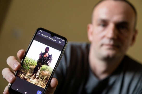 Ветеран российско-украинской войны показывает свою фотографию с Донбасса. Переехал жить в польский Вроцлав