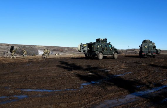 Українські військові провели видовищні навчання на Донбасі