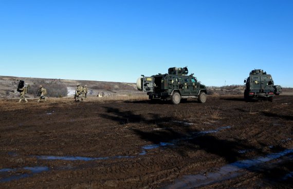 Украинские военные провели зрелищные учения на Донбассе