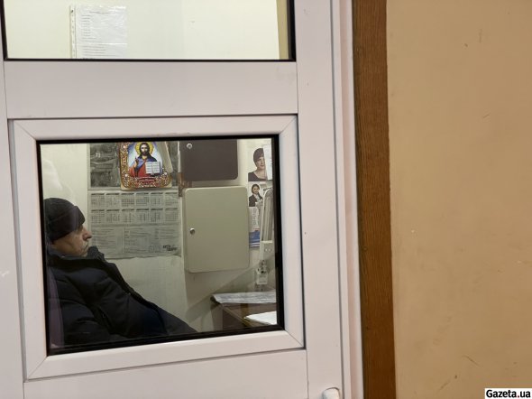 На першому поверсі гуртожитку сидить охоронець. Від спілкування він відмовився 