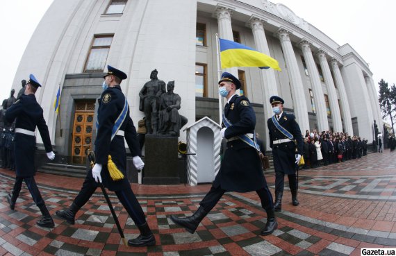 16 февраля возле Верховной Рады торжественно подняли флаг Украины, а оркестр исполнил государственный гимн. За действом наблюдали нардепы, глава правительства и министры