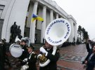16 лютого біля Верховної Ради урочисто підняли прапор України, а оркестр виконав державний гімн. За дійством спостерігали нардепи, глава уряду та міністри