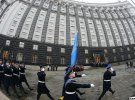 16 февраля возле Верховной Рады торжественно подняли флаг Украины, а оркестр исполнил государственный гимн. За действом наблюдали нардепы, глава правительства и министры