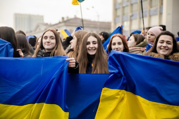 В Днепре сотни людей одновременно развернули большой флаг Украины