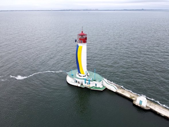 18-метровий прапор України спустили із Воронцовського маяку біля Одеси