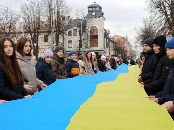 В центре Черновцов прошла большая акция "Обнимись Украина!"