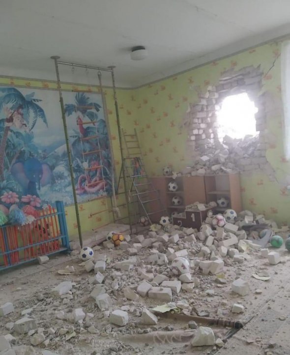 Российские оккупанты накрыли снарядами Станицу Луганскую. Один попал в детский сад