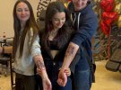 14 людей зробили портретні татуювання на честь Анни Трінчер