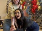 14 человек сделали портретные татуировки в честь Анны Тринчер 