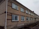  У  селищі Врубівка  на Луганщині   російські окупанти обстріляли школу та приватний будинок. Також снаряди пошкодили газогін