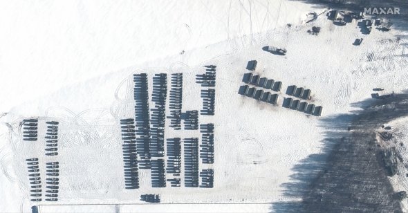 На супутниковому знімку видно російські війська, автопарк і артилерійські установки біля білоруського міста Речіце, 4 лютого