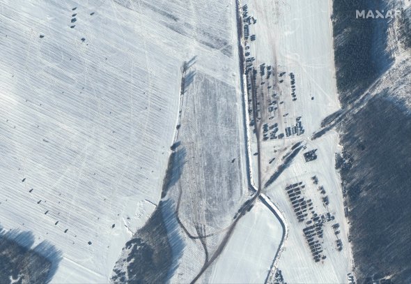 На супутниковому знімку війська та підрозділи забезпечення на північний захід від російського Єльська, Білорусь, 4 лютого