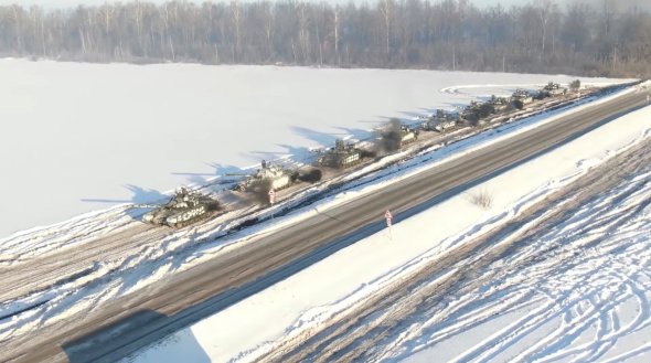 Российские танки частей Западного военного округа возвращаются к местам постоянной дислокации в неизвестном месте на территории России, 15 февраля 2022 года. Видео министерства обороны России. Американская разведка не подтверждает этих данных, и говорит, что это может быть уловка 