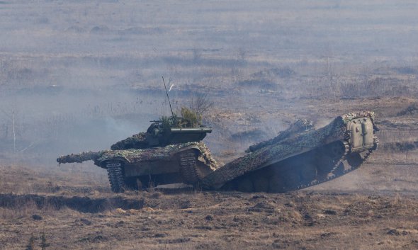 Танк Т-64 и БМП сражаются во время военных учений для украинских солдат в под Ровно, 16 февраля 