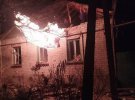 В Станице Луганской кафиры выпустили снаряд в жилой дом. Начался пожар