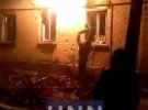 В Станице Луганской кафиры выпустили снаряд в жилой дом. Начался пожар