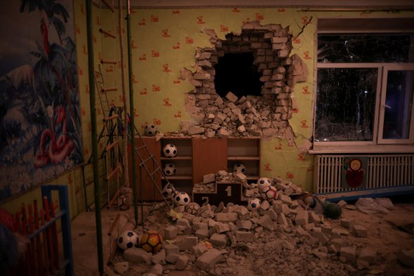 Вид зсередини на дитячий садок, який постраждав внаслідок обстрілу проросійських бойовиків, Станиця Луганська, 17 лютого 