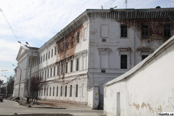 Колишня будівля Петровського Полтавського кадетського корпусу перебуває в стані руїни. На фото 2019 року видно колонаду головного входу