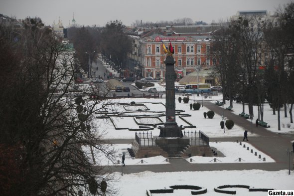 Із даху Кадетського корпусу відкривається чудовий краєвид на центр Полтави. Посередині на знімку - Монумент слави. Його звели за часів Російської імперії на честь перемоги над шведським військом у 1709 році