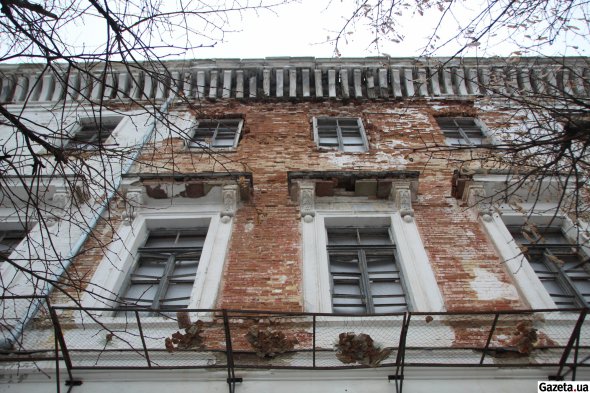 Колишня будівля Петровського Полтавського кадетського корпусу перебуває в стані руїни