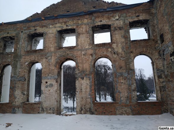 Бывшее здание Дворянского собрания в Полтаве пострадало после пожара два года назад. В настоящее время здесь ведутся работы по укреплению остатков сооружения