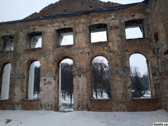 Колишня будівля Дворянського зібрання у Полтаві постраждала після пожежі два роки тому. Нині тут ведуться роботи по укріпленню залишків споруди