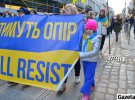 Тысячи людей вышли на марш, чтобы продемонстрировать готовность украинцев сопротивляться российской агрессии