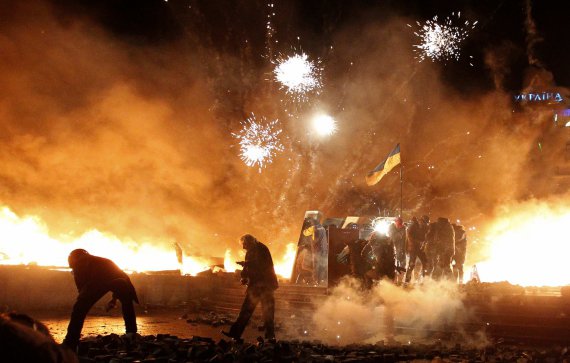 20 февраля на Майдане в Киеве погибло наибольшее количество людей с начала Революции достоинства. Силовики стреляли по протестующим из огнестрельного оружия. Тела погибших товарищей майдановцы забирали из-под пуль и несли к баррикадам, накрывали украинскими флагами. Также в этот день было очень много тяжелораненых