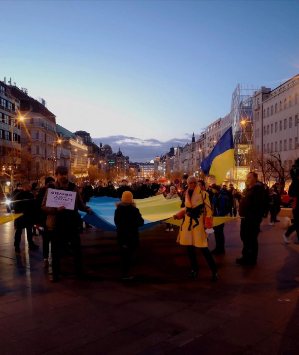 Люди разворачивали украинские флаги