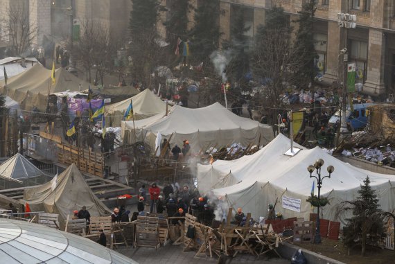 21 лютого на Майдані в Києві відпочивали після сутичок із силовиками у попередні дні та готувалися до прощання із загиблими. У цей же час в парламенті приймали закони про внесення правок до Конституції та про заборону переслідувати учасників Революції гідності. Увечері на площі в центрі столиці відбувся масштабний мітинг, на якому люди освистали лідерів опозиції, які оголосили про досягнуті угоди із Віктором Януковичем