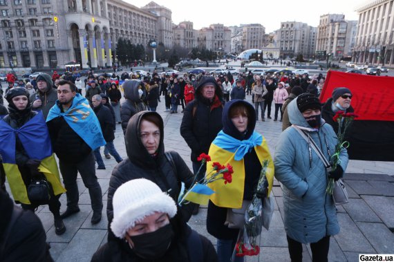  Українці зібралися на Майдані, щоб вшанувати пам'ять Героїв Небесної Сотні та показати світові й ворогу, що не зважають на погрози Москви і захищатимуть свою землю