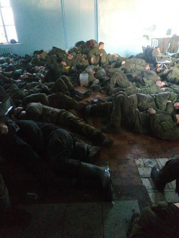 Российские военные пять дней живут на вокзале в российской деревне Долбино Белгородской области без еды и кроватей