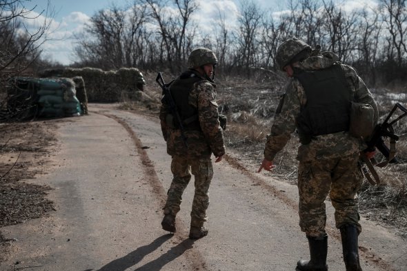 Українські військові йдуть уздовж лінії фронту біля Новолуганського, 20 лютого