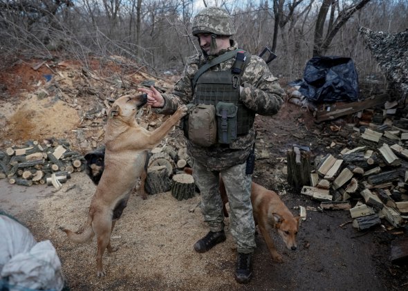 Український військовий з собакою на передовій біля міста Новолуганське, 20 лютого 