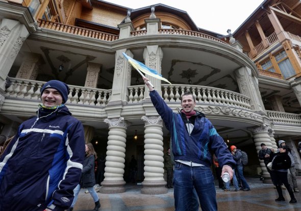 22 лютого натовп людей приїхав до резиденції Януковича у Межигір'ї
