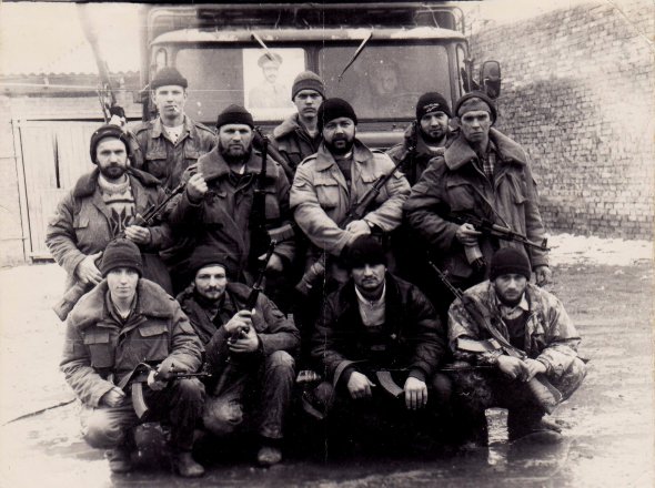 Бійці загону Української народної самооборони “Вікінг” фотографуються у Грозному. 1995 рік