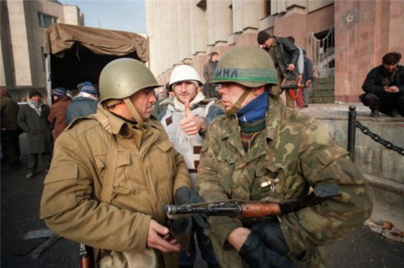 Начальник штабу загону Української народної самооборони “Вікінг” Олег Челнов (праворуч) розмовляє з бійцем чеченської армії біля президентського палацу у Грозному, січень 1995 року