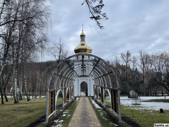 Через семь лет здесь построили церковь. Она расположена недалеко от статуи Будды