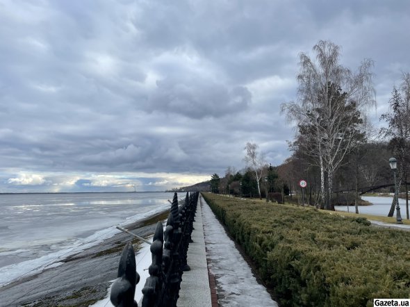 Унизу парку, ближче до пагорбів, відкривається панорама на Київське водосховище. Тут часто можна побачити диких кіз та оленів, які вже не бояться людей